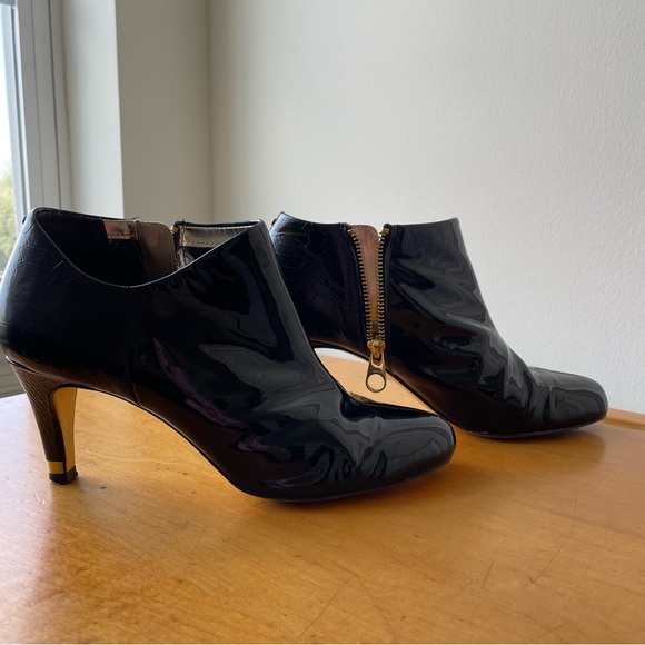 GORGEOUS Ted Baker London patent leather booties with bold gold accents! 38.5 - Picture 15 of 16